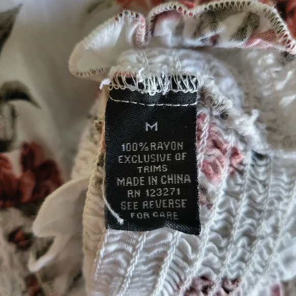 White flowy crop top, floral pattern, size medium - Picture 4 of 4